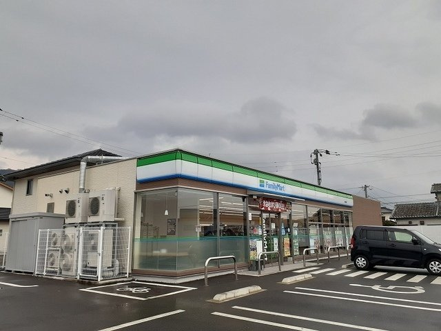 スモールウッズタウン　レイナの周辺|ファミリーマート　鏡店まで900m