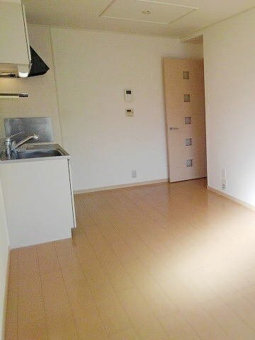 ジュネス２番館の居間・リビング|こちらの居間で趣味の時間をお楽しみください
