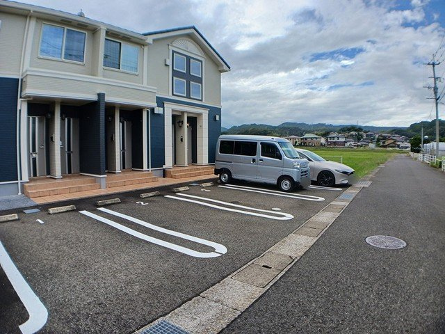 フロントフィールド１番館の駐車場|駐車場完備です