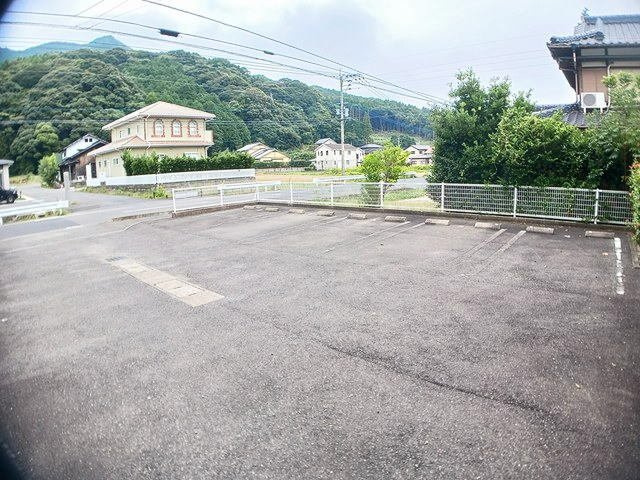 セゾンの駐車場|車をお持ちの方に嬉しい駐車場付きの物件です