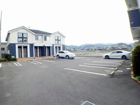 フロントフィールド２番館の駐車場|駐車スペースもあります