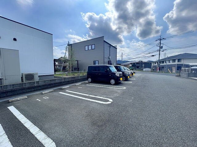 ピンズ唐津Ⅰの駐車場|車をお持ちの方に嬉しい駐車場付きの物件です