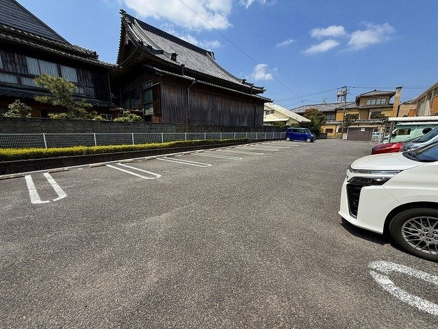 エスト　ウィステリアＢの駐車場|カースペースがあります