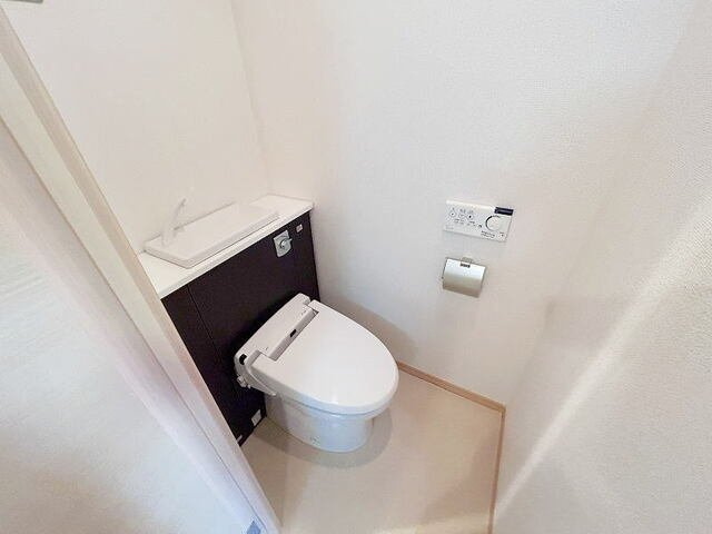 ルイシャトレ鏡のトイレ|清潔感のあるトイレです