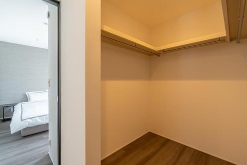 「大きな吹き抜けがある住まい」高知市鴨部　新築一戸建ての収納|衣類や大型荷物もたっぷりしまえる、大容量ウォークインクローゼット。
