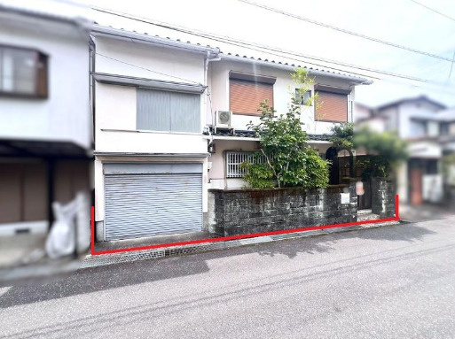 高知市加賀野井１丁目の売地の周辺|前面道路を含む現地外観です。間口が広く、道路との高低差も少なく車の出し入れも安心〇