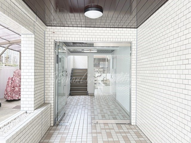 横浜市戸塚区前田町の賃貸マンションのエントランス