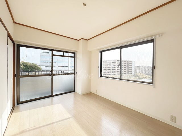 横浜市戸塚区前田町の賃貸マンションの居間・リビング