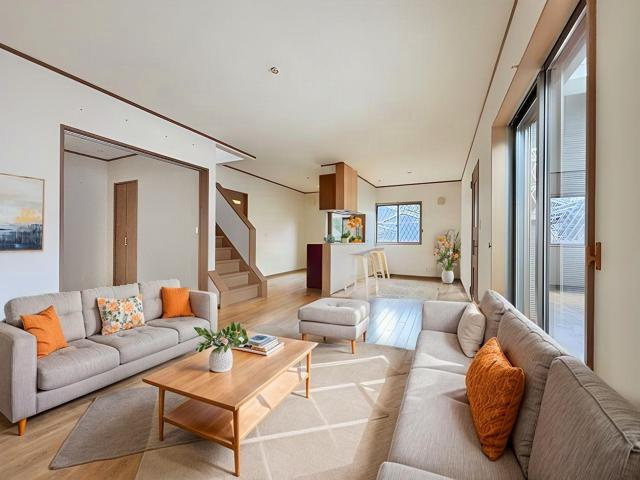 【居間・リビング】 | 西区福重4丁目　戸建て | 約18帖のリビングダイニング。ソファやダイニングテーブルなどを置いてもゆったりとお過ごしいただけます。※家具・調度品はイメージです。