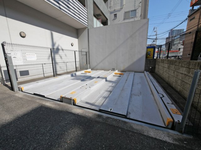 ルクレ難波の駐車場