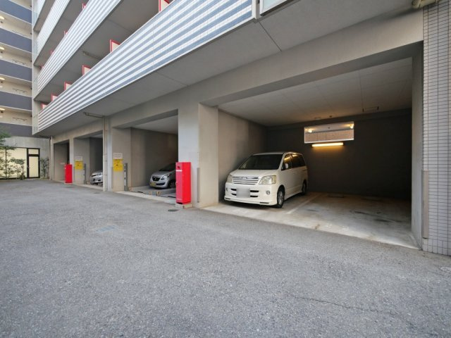 ルクレ難波の駐車場