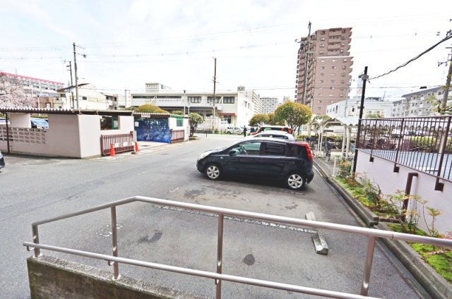 日商岩井菫橋ハイツの駐車場