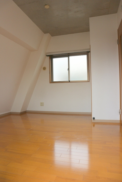 ヴィーズエシェーシュの居間・リビング|★角部屋・2面採光で明るいお部屋★