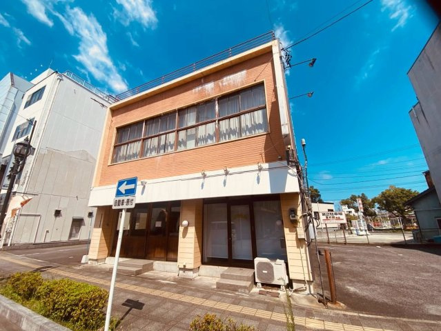 八百七ビルの駐車場