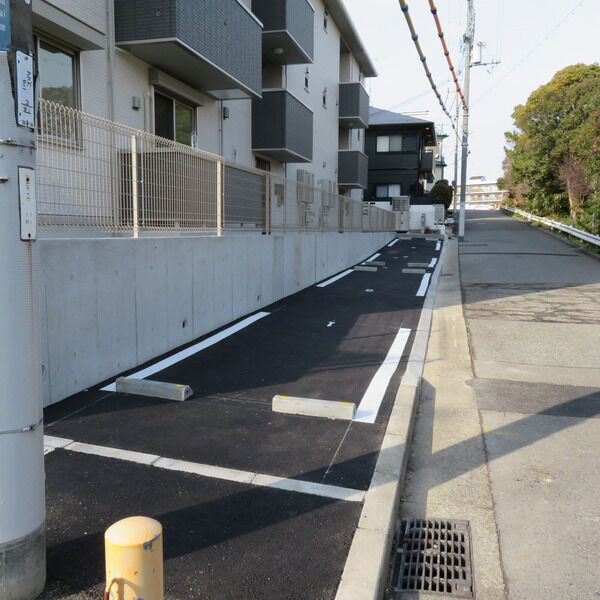 YKメゾン舞子台の駐車場