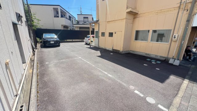 八百七ビルの駐車場