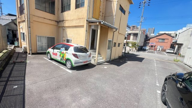 八百七ビルの駐車場