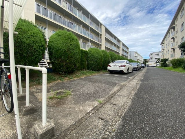 コーポ水無瀬B棟の駐車場