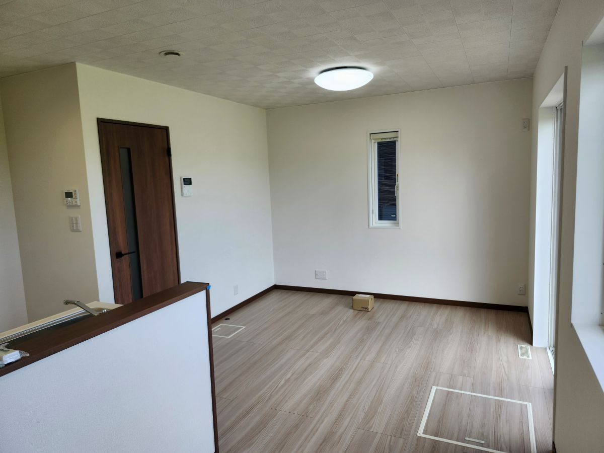 旭台戸建賃貸住宅 (家賃補助対象物件）ペット相談の居間・リビング|おしゃれなリビングです
