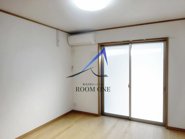 ロイヤルハイツ白楽弐番館の居間・リビング|洋室のお部屋です。