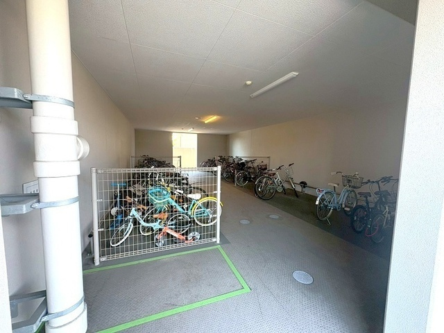 「駐車場2台分の引継ぎが可能」高知市南久保サーパス南久保グランフォート　中古マンションのその他共用部分|雨の日も安心！綺麗に管理された屋根付き駐輪場。
