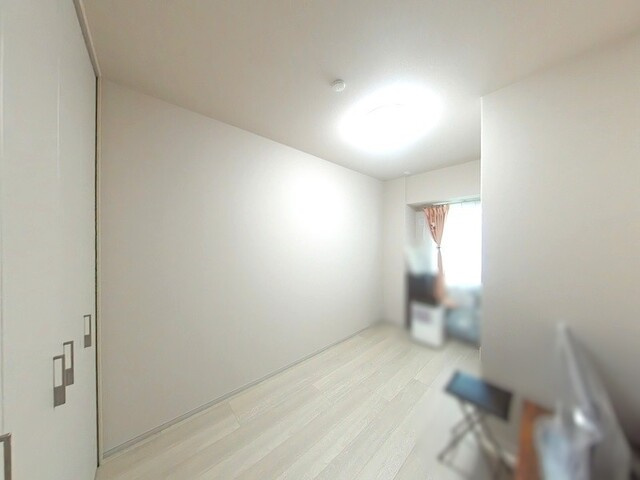「駐車場2台分の引継ぎが可能」高知市南久保サーパス南久保グランフォート　中古マンションの洋室|明るい自然光が差し込むシンプルで使いやすい洋室。