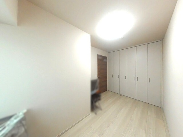 「駐車場2台分の引継ぎが可能」高知市南久保サーパス南久保グランフォート　中古マンションの洋室|壁面収納を完備！お部屋を広く使える充実の収納スペース。