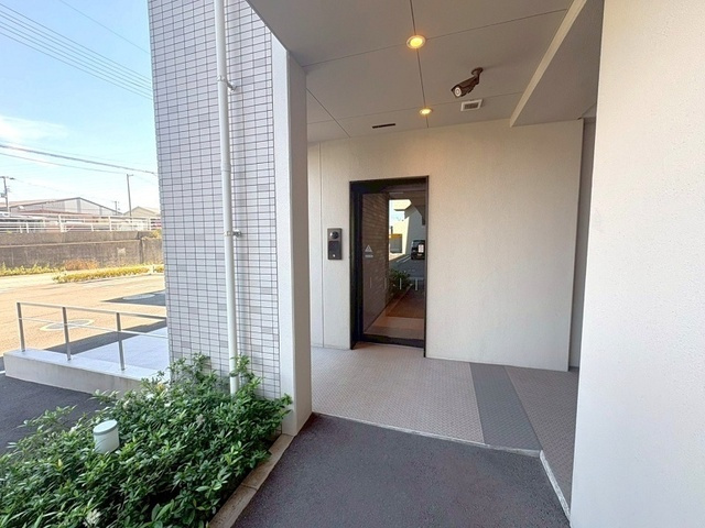 「駐車場2台分の引継ぎが可能」高知市南久保サーパス南久保グランフォート　中古マンションのその他共用部分|気品漂うアプローチと防犯性に配慮されたエントランス。