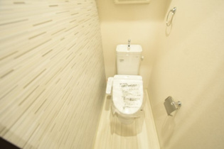 温水洗浄便座付きのトイレです♪