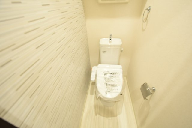 温水洗浄便座付きのトイレです♪