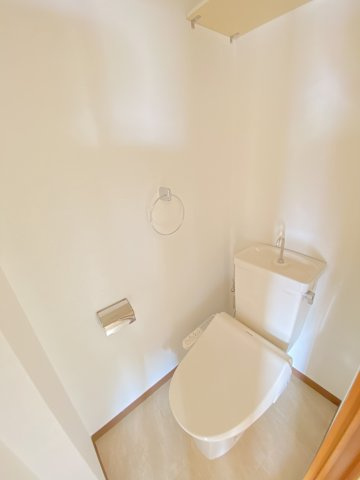 温水洗浄便座付きのトイレです♪