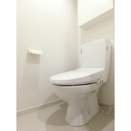 温水洗浄便座付きのトイレです♪
