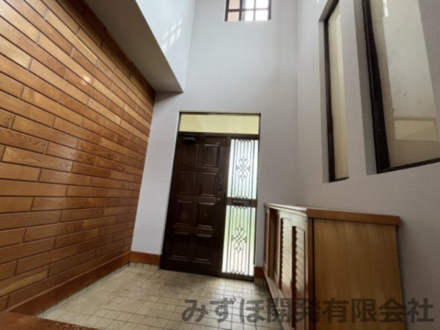 山形市志戸田1355番地1の玄関|吹抜けで開放感のある玄関です