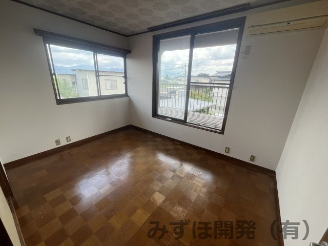 山形市志戸田1355番地1の洋室