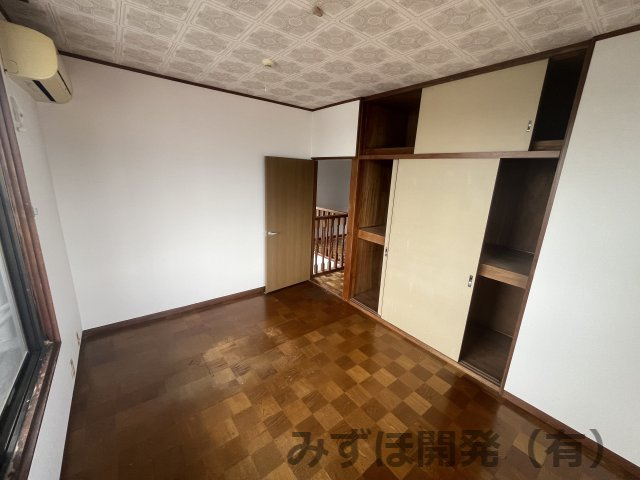 山形市志戸田1355番地1の洋室