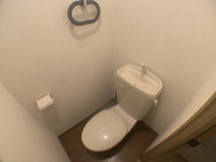 シンプルで使いやすいトイレです♪