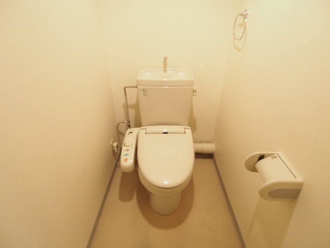 温水洗浄便座付きのトイレです♪