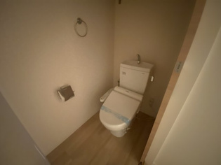 温水洗浄便座付きのトイレです♪