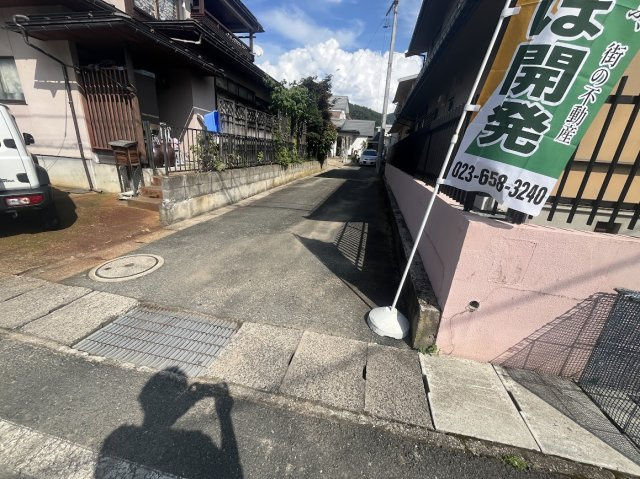 山形市五十鈴二丁目11番12号の前面道路含む現地写真|8/19