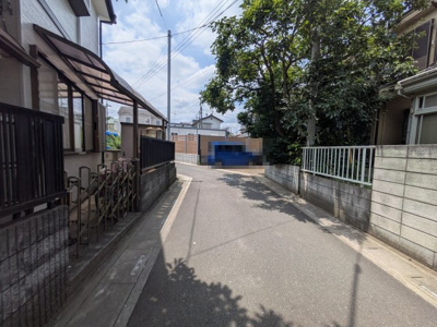 【前面道路含む現地写真】 | 日高市大字高萩　2面窓のリビング　4LDK　