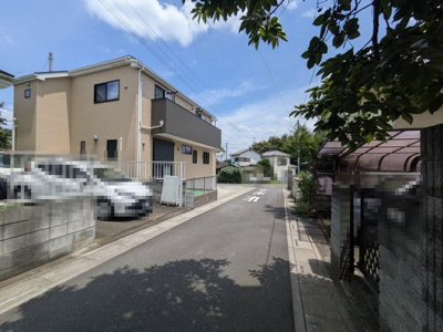 【前面道路含む現地写真】 | 日高市大字高萩　2面窓のリビング　4LDK　