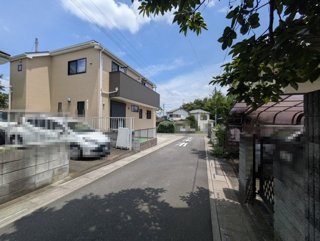 【前面道路含む現地写真】 | 日高市大字高萩　2面窓のリビング　4LDK　