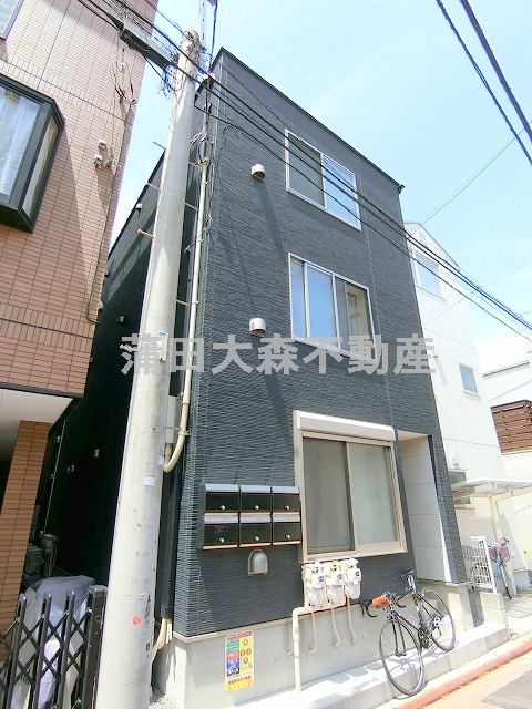 リッシェル平和島の外観|2019年2月築　木造地上3階建て総戸数12戸　TVモニター付オートロックの人気賃貸アパート！東京都大田区大森東2丁目　京急本線大森町駅徒歩7分、京急本線平和島駅徒歩10分