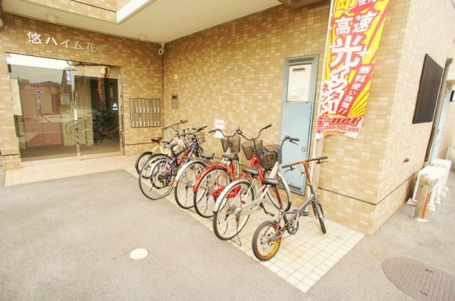 悠ハイム花畑のエントランス|駐輪場に自転車も停められます♪