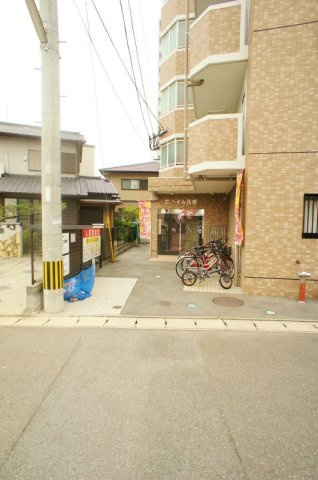 悠ハイム花畑のその他共用部分|便利な敷地内ゴミ置き場もあります♪