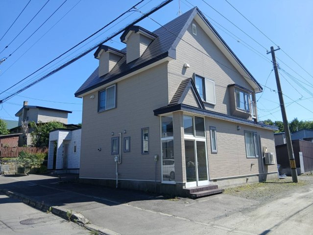 「緑ヶ岡の6LDK角地物件。ゆとりある広さと開放感あふれる快適な住環境」