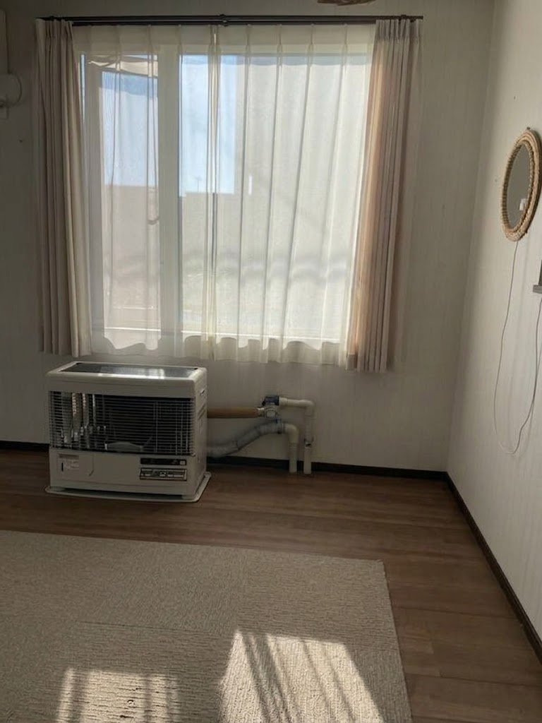 「緑ヶ岡の6LDK角地物件。ゆとりある広さと開放感あふれる快適な住環境」の居間・リビング|機能的な設備が揃う、すっきりと落ち着いた空間。