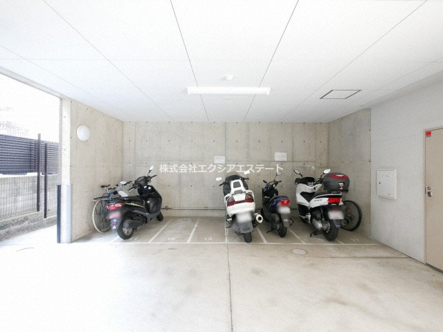 クラウンハイム上町台セントラル　ラ・カーサの駐車場