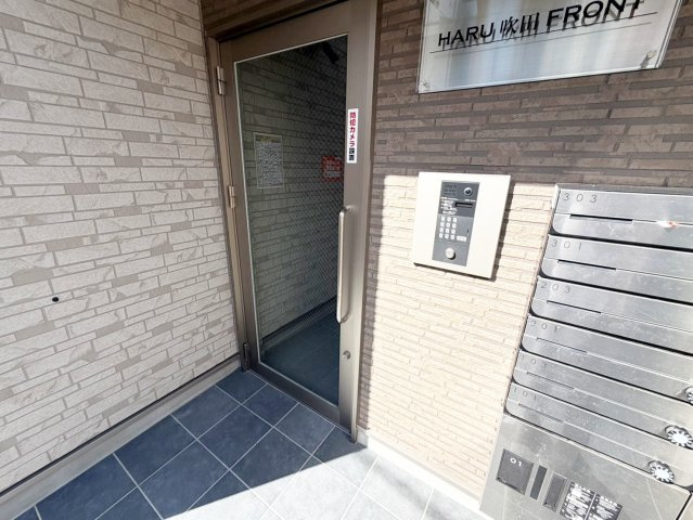 ＨＡＲＵ吹田ＦＲＯＮＴのエントランス
