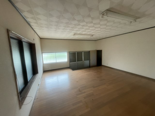 港町戸建ての洋室